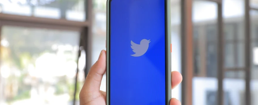 The Art of Crafting Compelling Tweets: Tips for Social Media Managers